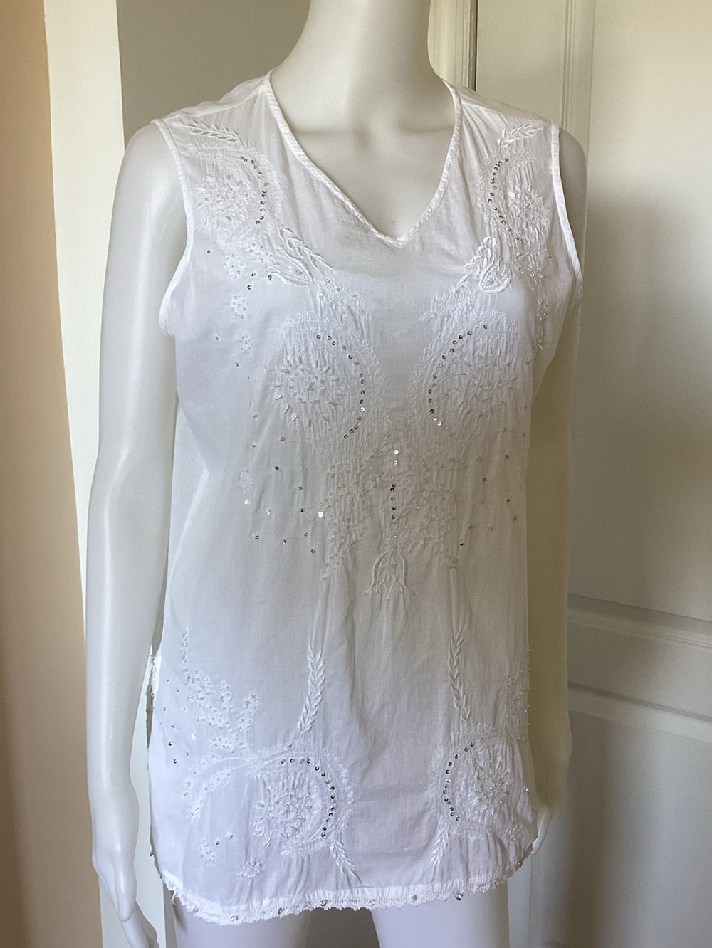 Kim & Cami White Embroidered V-Neck Sleeveless Tank